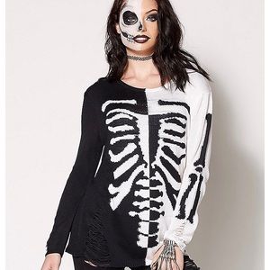 NWT Skeleton Sweater perfect for Halloween!